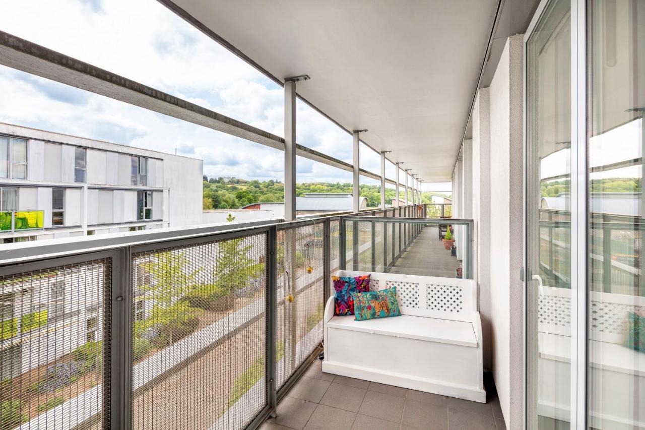 Stunning With Underground Parking! Apartment London