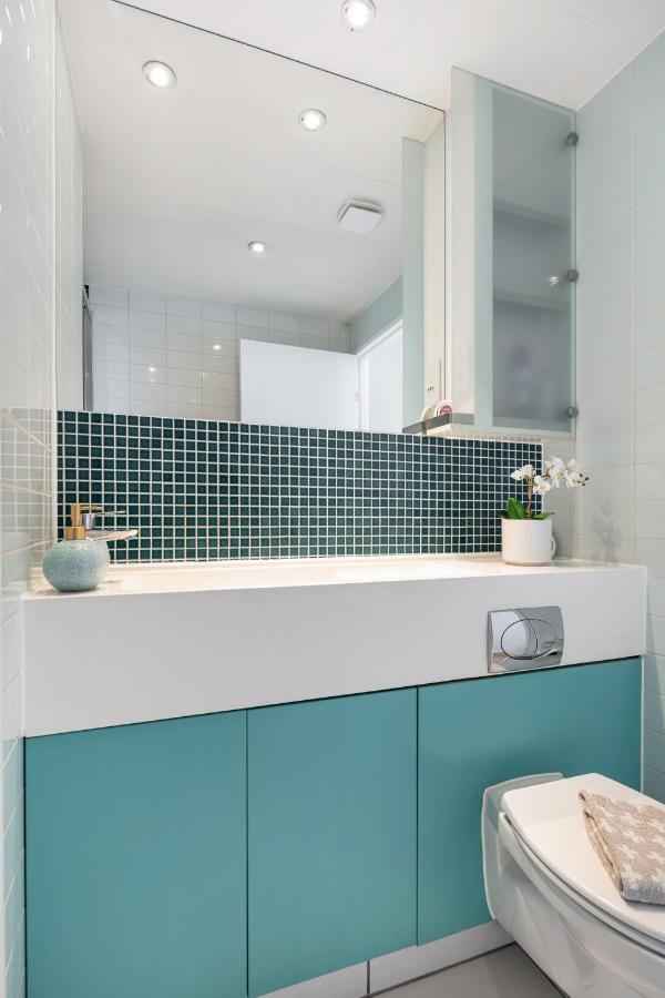 Stunning With Underground Parking! Apartment