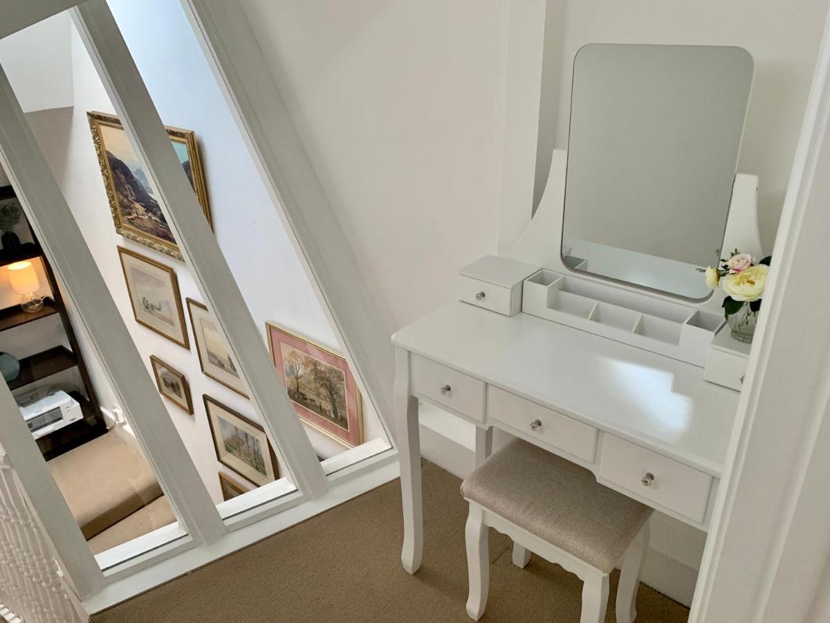 Lovely Newly Refurbished In Battersea Apartment London