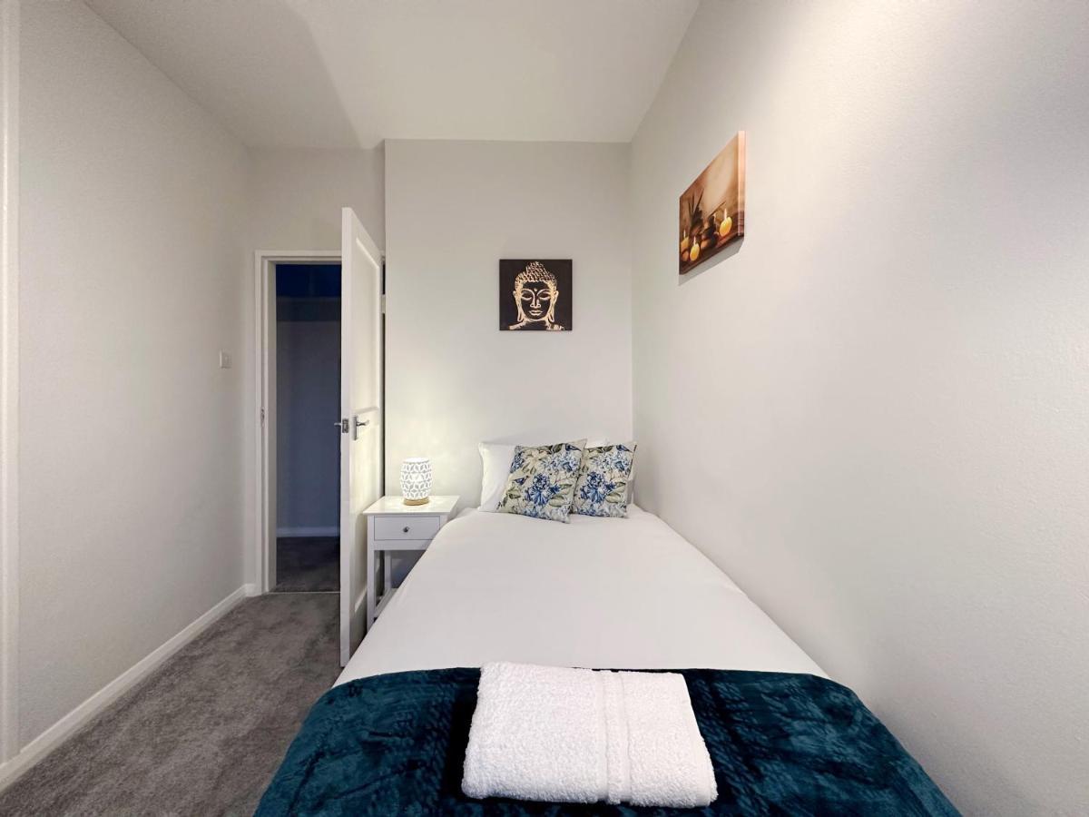 Zoey Place Near Thames River - 2 Double Beds, 1 Single Bed, Spacious, Ideal For Families *