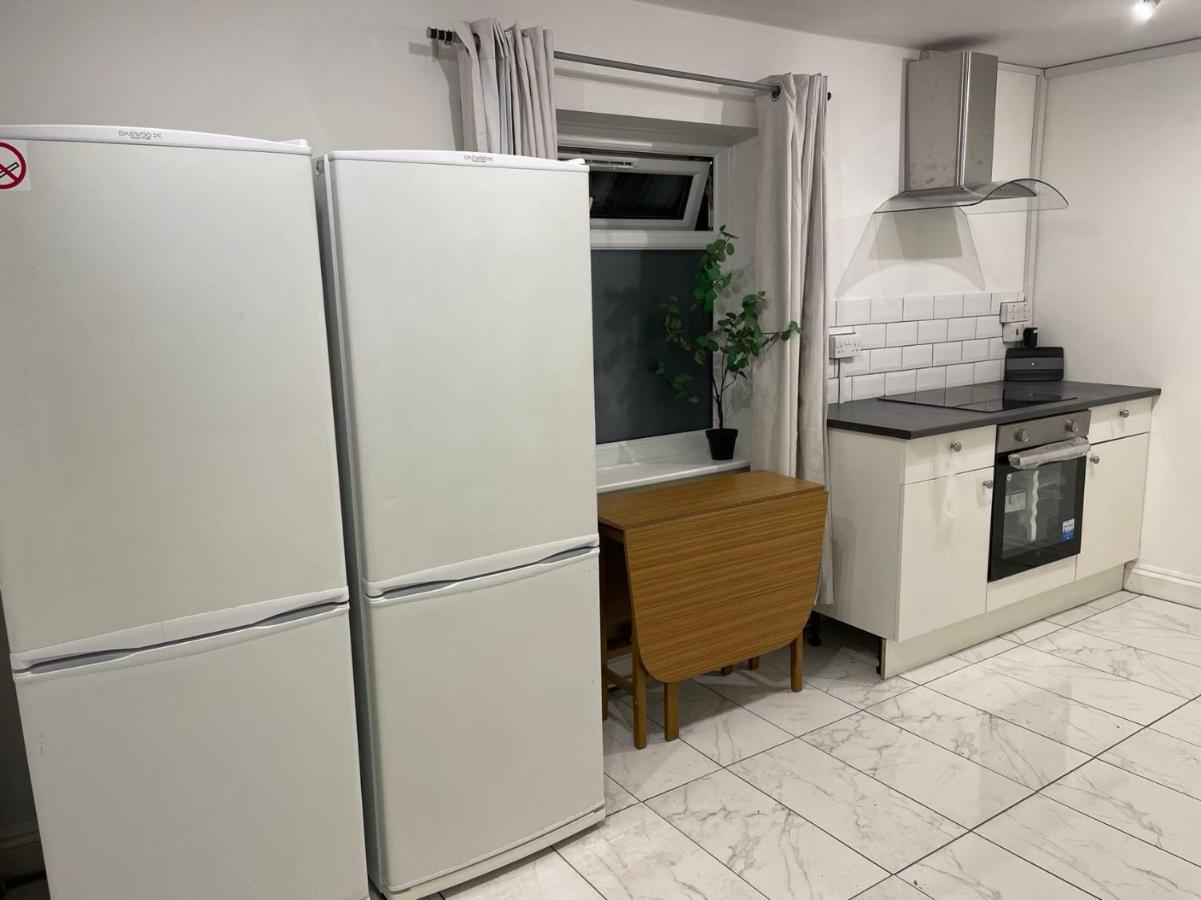 Accommodatie bij particulieren Double Bedroom With A Balcony And Ensuite Bathroom For Short Or Long In Canary Wharf With Direct Train From Heathrow, Also Convenient From Stansted And Gatwick Airport, 10 Minutes To Airport And Excel, 16 Minutes To Westminste Londen
