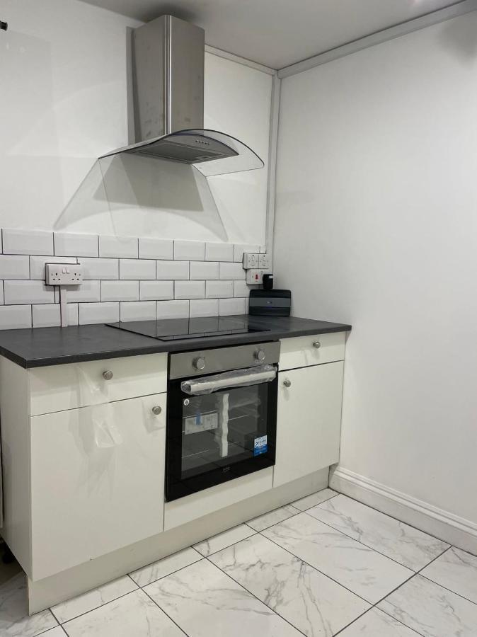 Double Bedroom With A Balcony And Ensuite Bathroom For Short Or Long In Canary Wharf With Direct Train From Heathrow, Also Convenient From Stansted And Gatwick Airport, 10 Minutes To Airport And Excel, 16 Minutes To Westminste