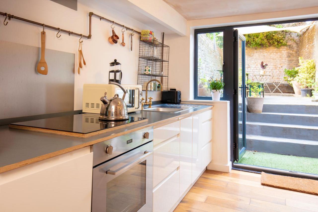 Modern Flat With King Bed, Garden & Outdoor Dining Apartment