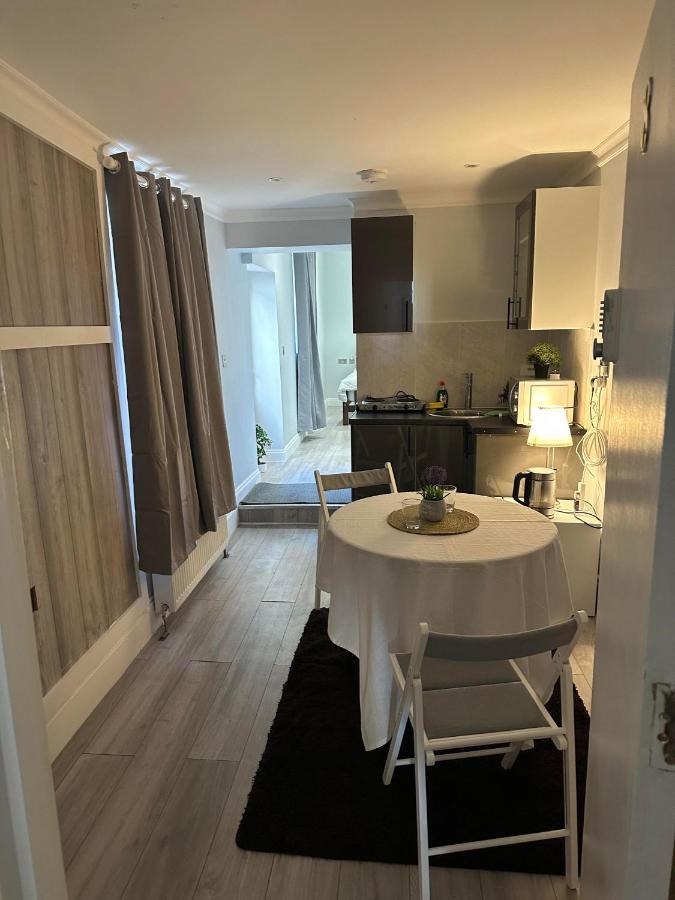 Charming 1-bed In 8 Apartment *