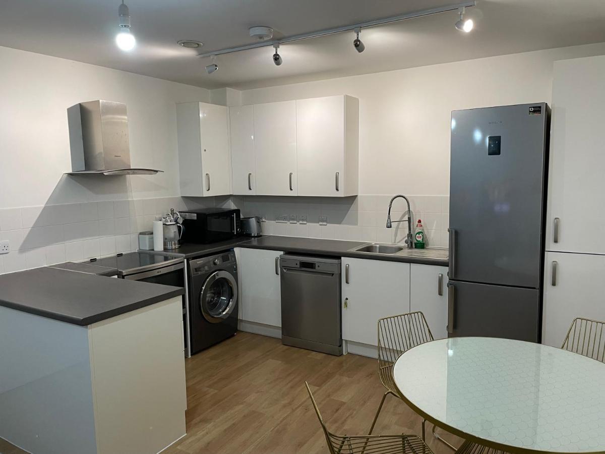 Spacious 2 Bedroom Modern Flat & Parking Appartement *