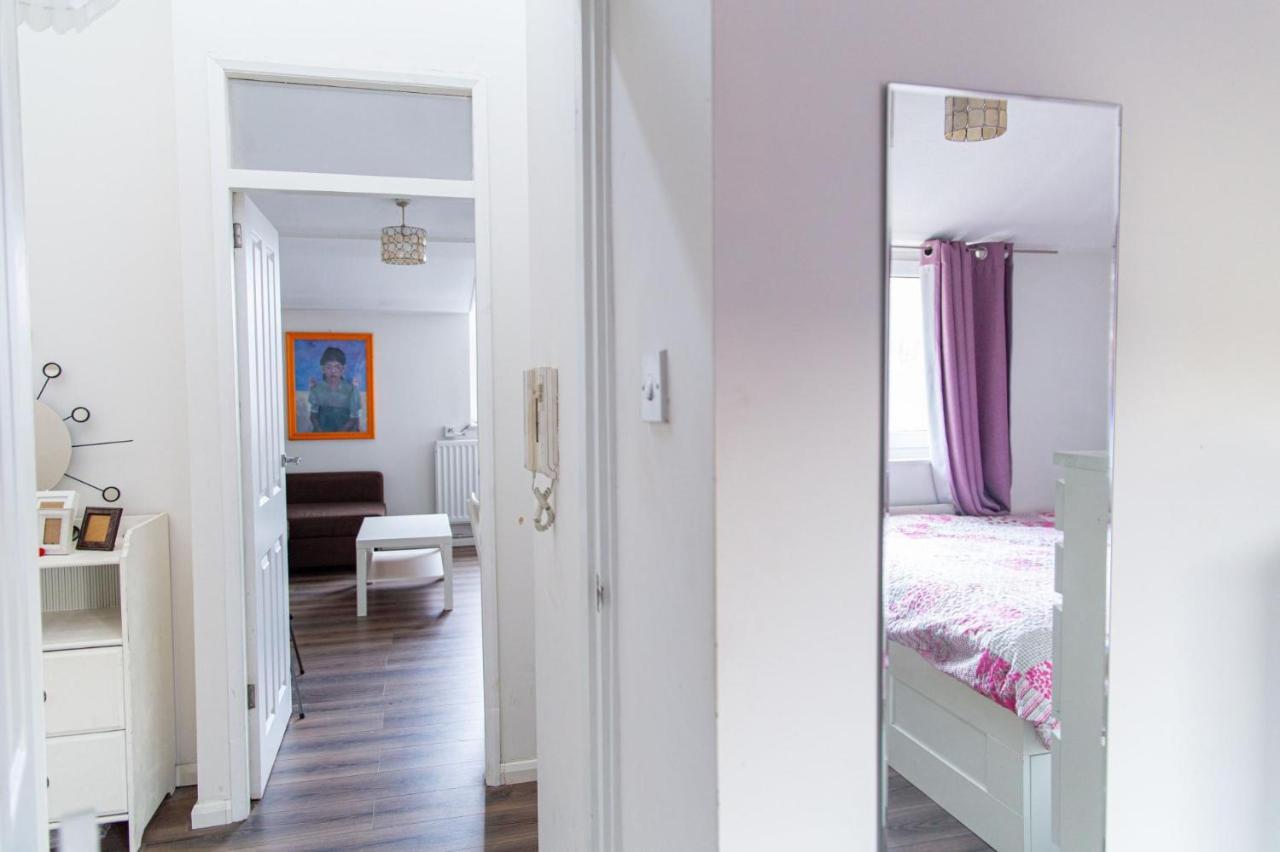Plush For Four In Brixton Apartment *