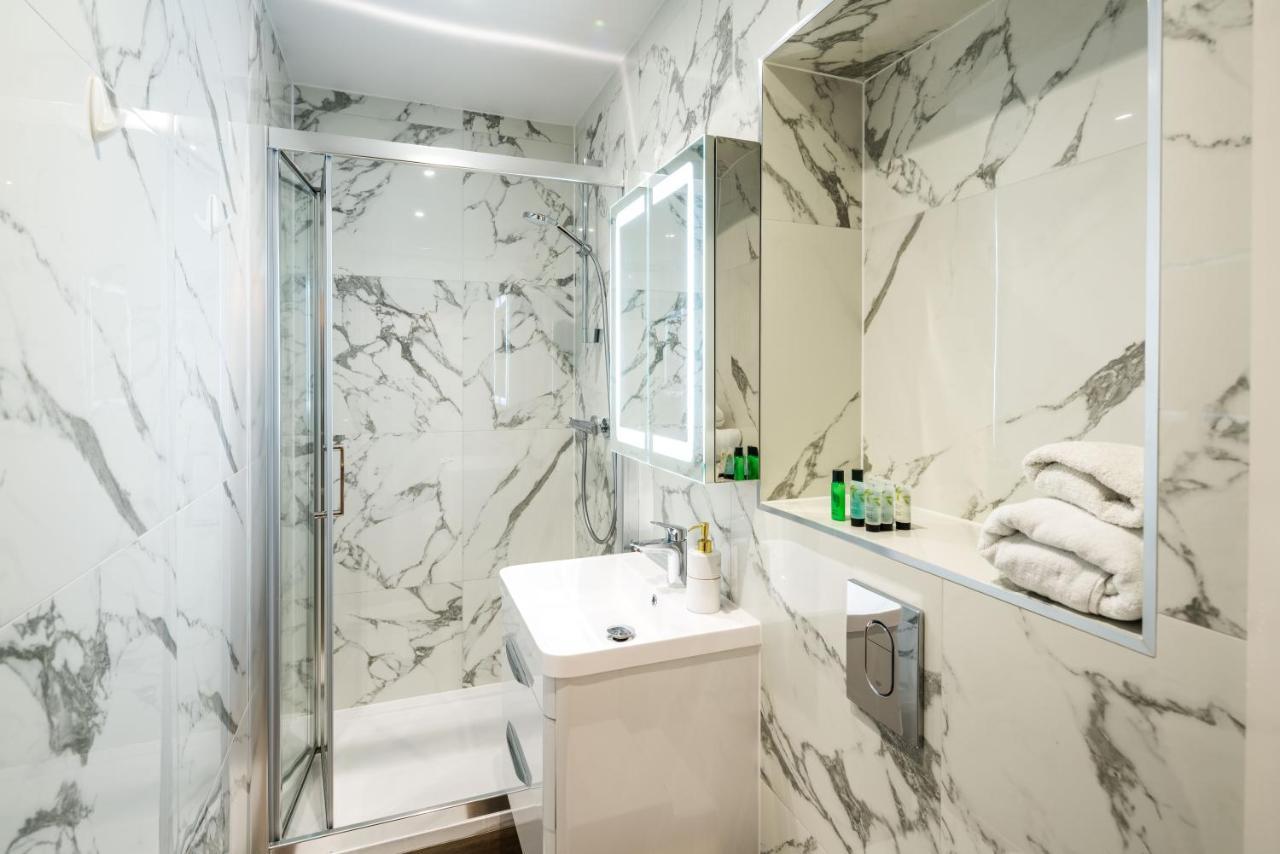Superb Chelsea Rare Find With Patio 2 Min From Tube Apartment London