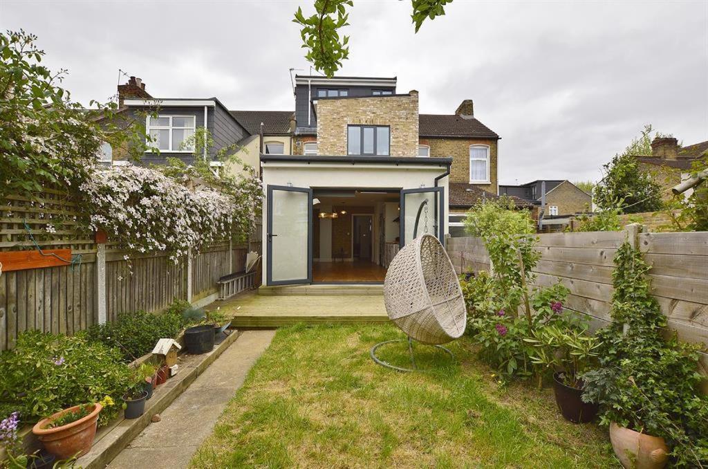 Séjour chez l'habitant Contemporary 3 Bed House With Spacious Garden Close To Stratford & Canary Wharf