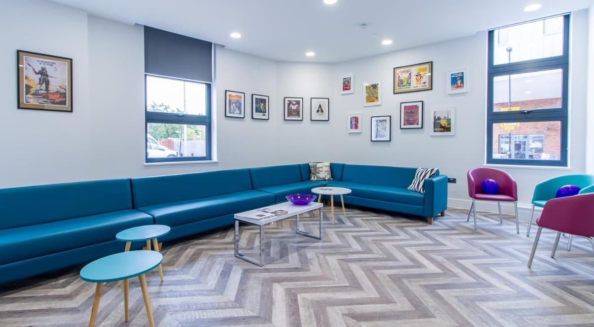 Stunning Modern At Seven Sisters Located In * Londres