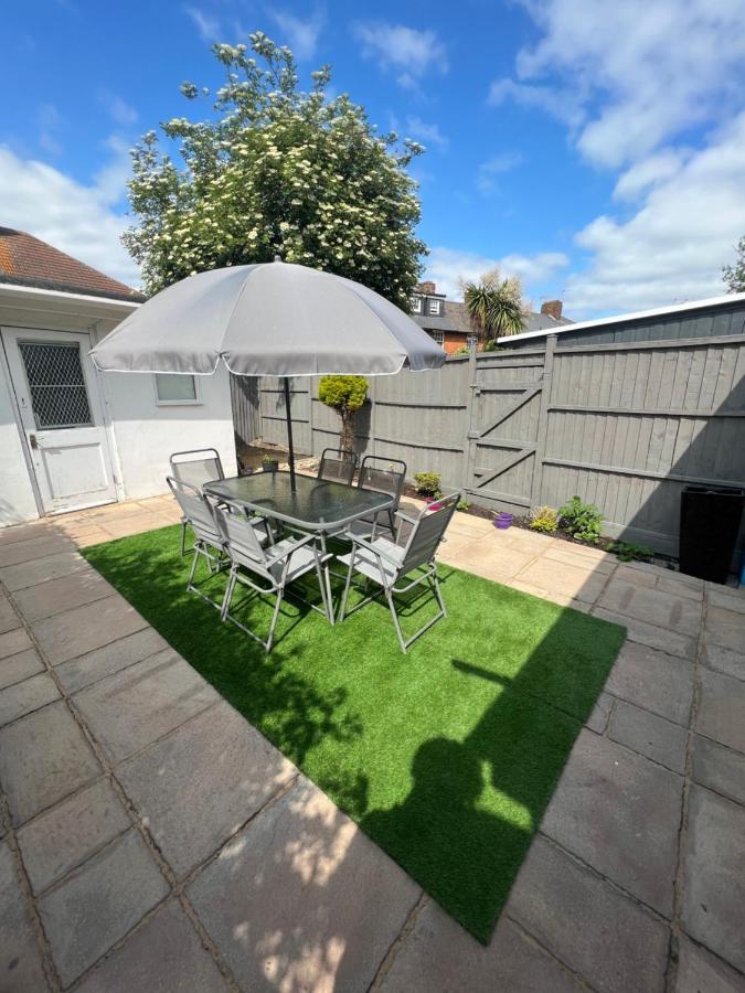 Vakantiehuis Spacious 5 Bed, 2 Bathrooms House With A Private Garden Londen