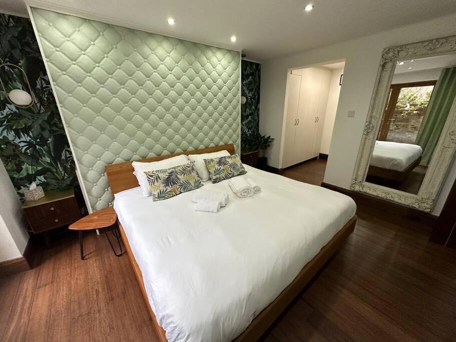 Unique Luxury In The Heart Of London. Air Conditioned With Private Garden Apartment *