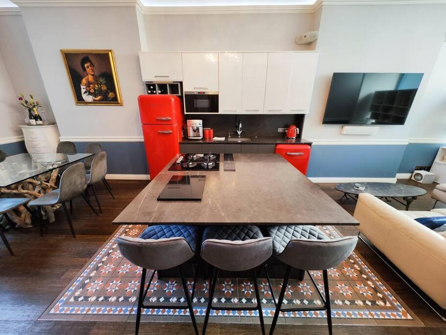 Unique Luxury In The Heart Of London. Air Conditioned With Private Garden Apartment *