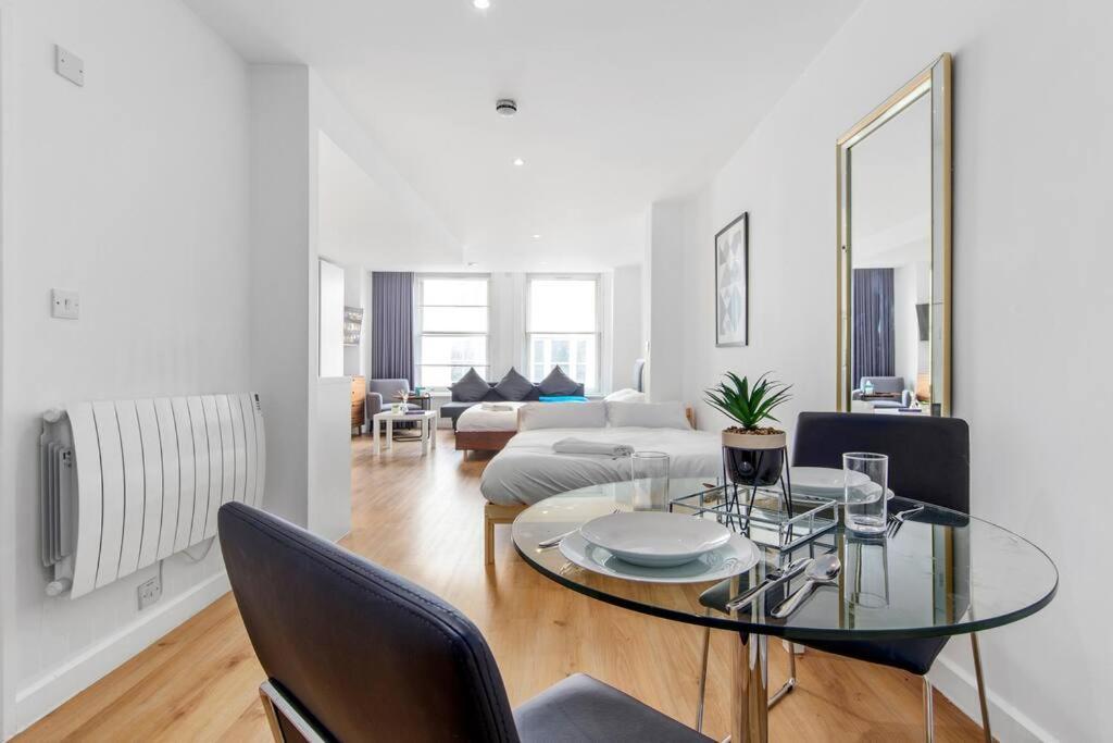 Stylish Sleep6 Flat At Iconic Piccadilly Circusvr6