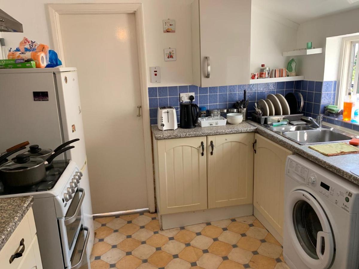 Pensión Double Bedroom Near The St Street Rail Station *
