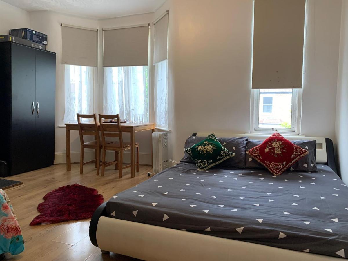 Double Bedroom Near The St Street Rail Station * Londres