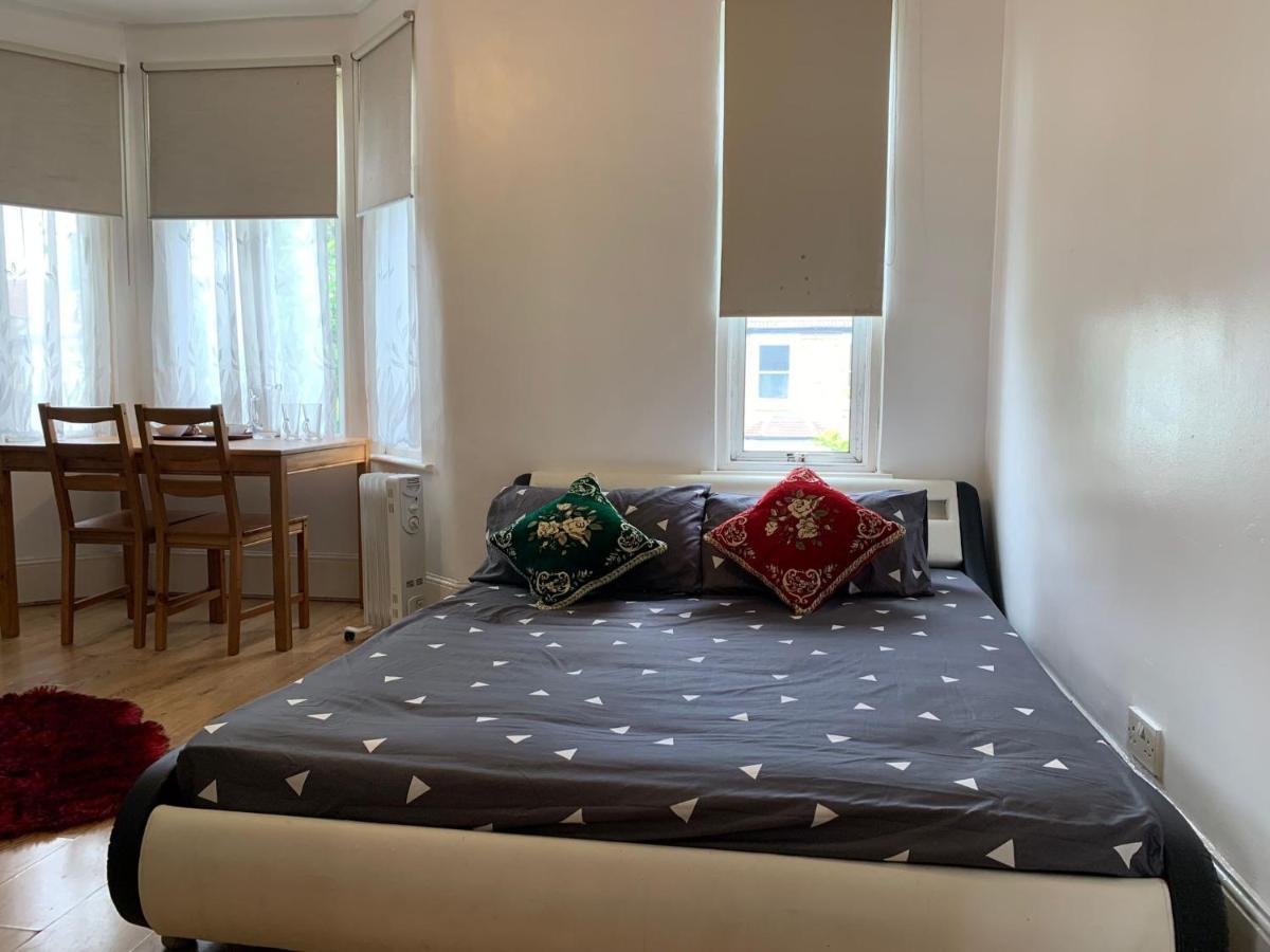 Double Bedroom Near The St Street Rail Station * Londres