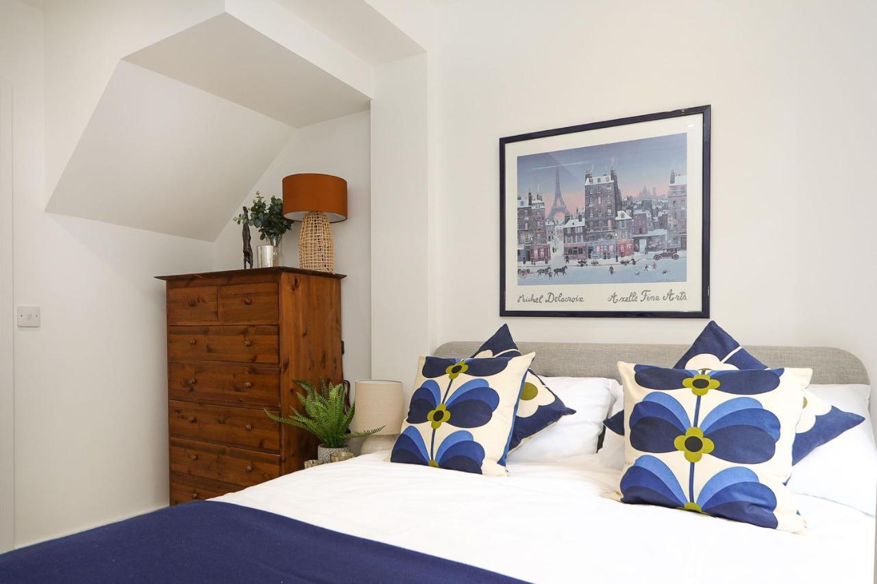 The Secret, 1 Bed Flat With Patio - Zone 2 London