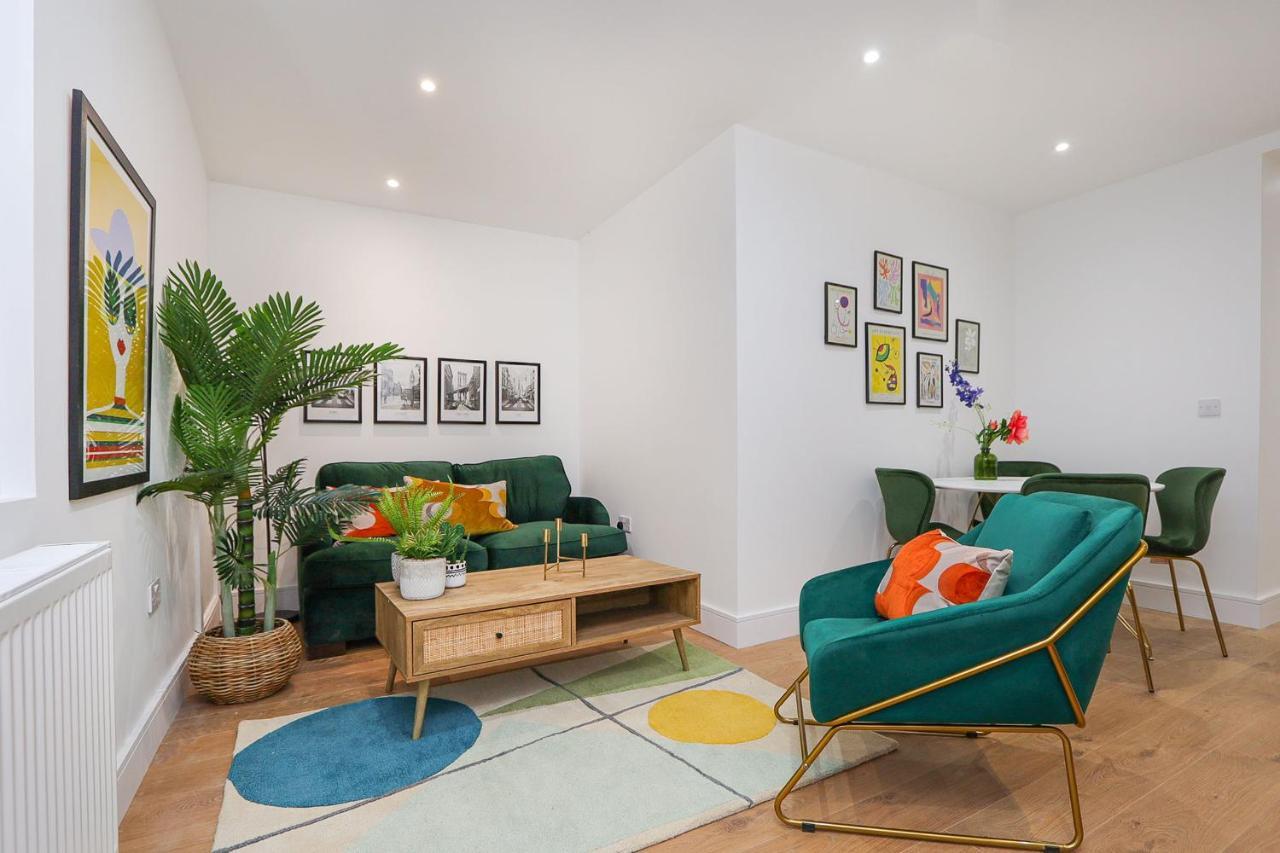 The Secret, 1 Bed Flat With Patio - Zone 2 London