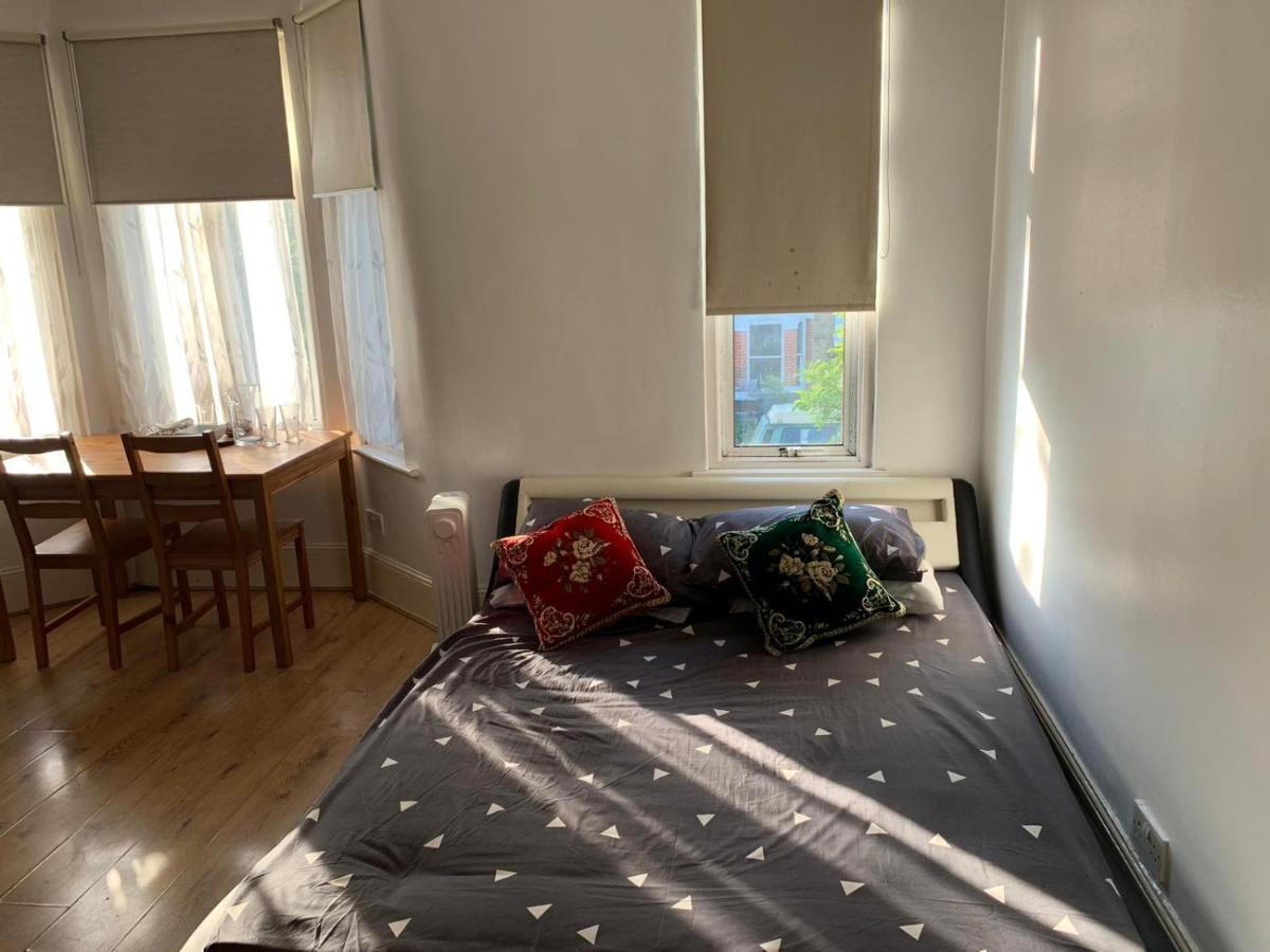 Gasthuis Double Bedroom Near The St Street Rail Station