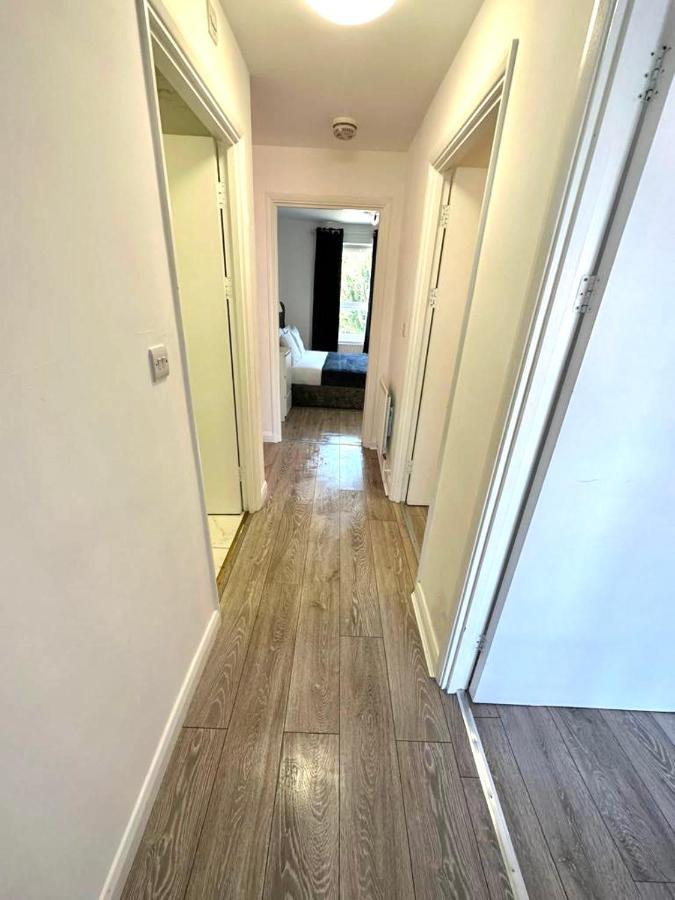 3 Bedroom Riverview Flat Canary Wharf Free Parking *