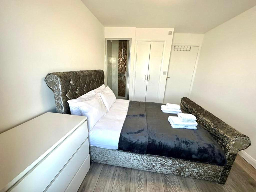 3 Bedroom Riverview Flat Canary Wharf Free Parking Londres