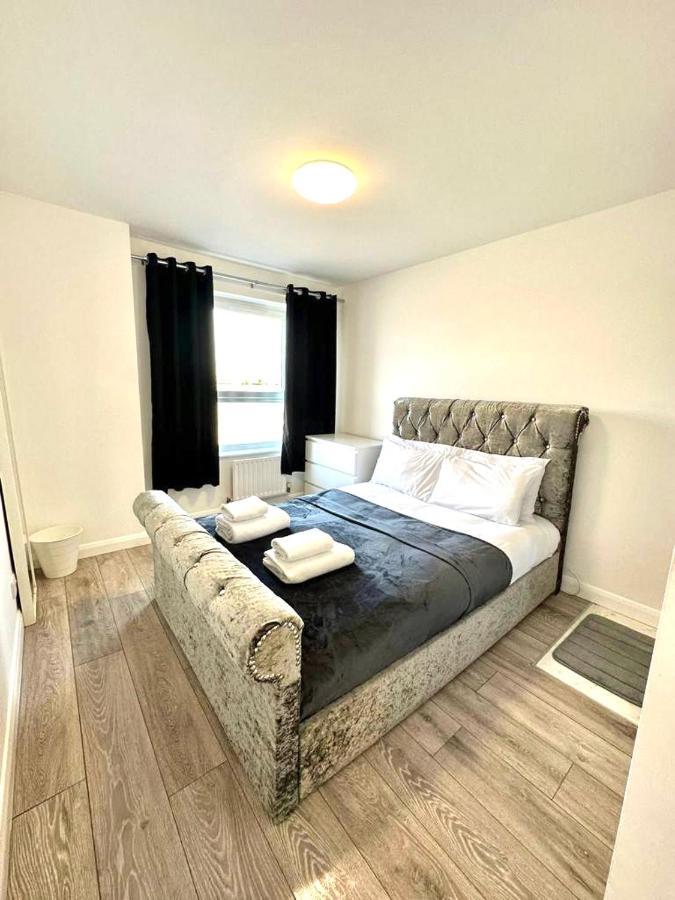 3 Bedroom Riverview Flat Canary Wharf Free Parking *