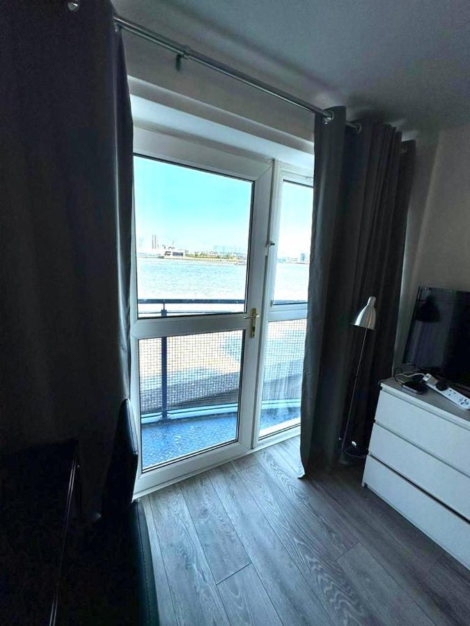 3 Bedroom Riverview Flat Canary Wharf Free Parking * Londres