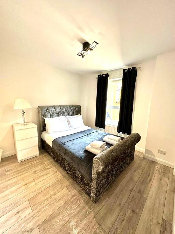 3 Bedroom Riverview Flat Canary Wharf Free Parking * Londres