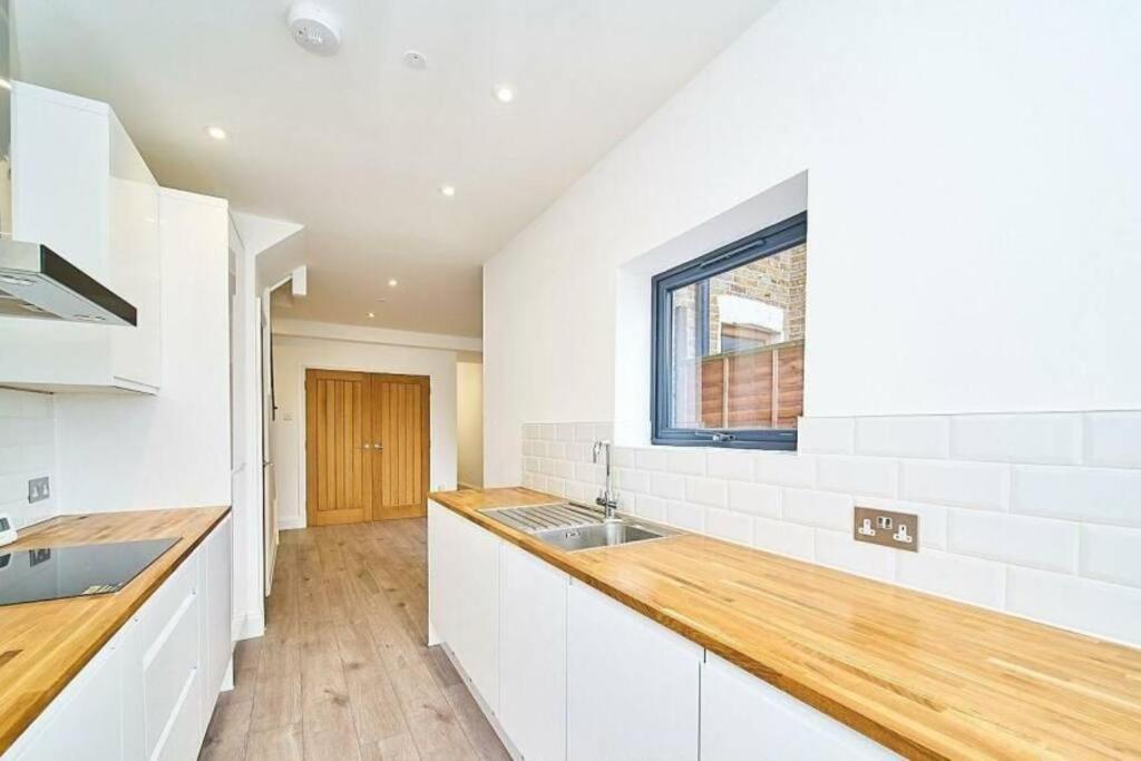 Spacious 4br House, London, Sleeps 9, Parking Available *