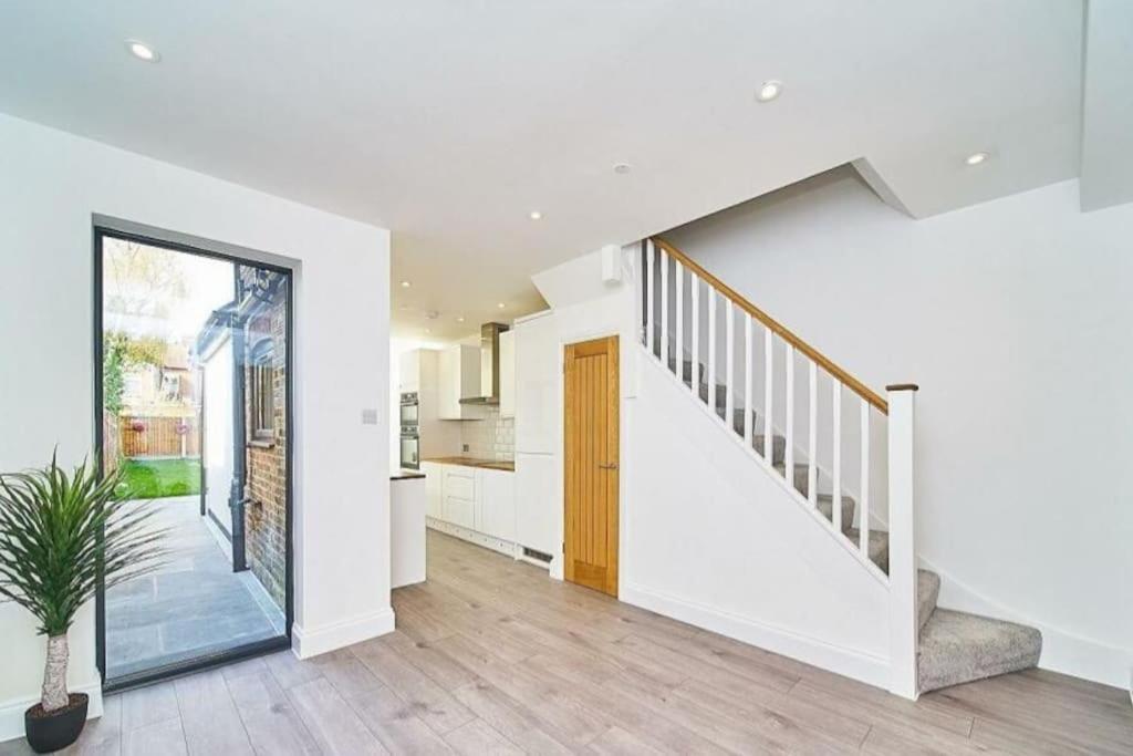 Spacious 4br House, London, Sleeps 9, Parking Available *