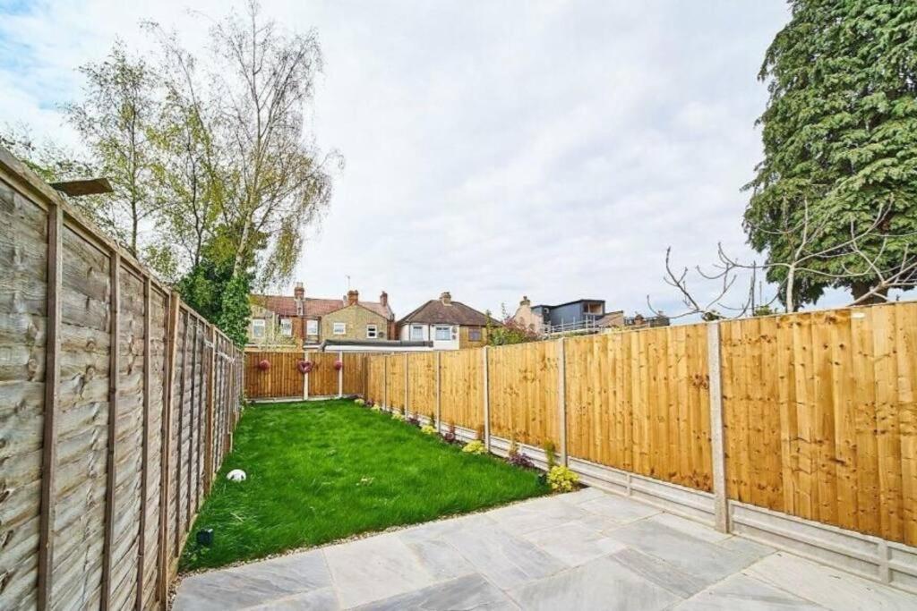 Spacious 4br House, London, Sleeps 9, Parking Available Apartment London