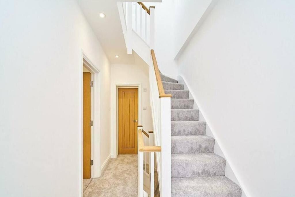 Spacious 4br House, London, Sleeps 9, Parking Available *