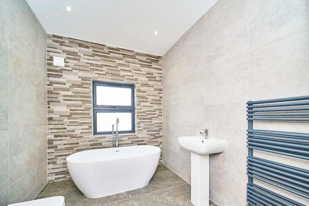 Spacious 4br House, London, Sleeps 9, Parking Available Apartment *
