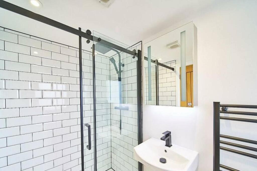 Spacious 4br House, London, Sleeps 9, Parking Available *