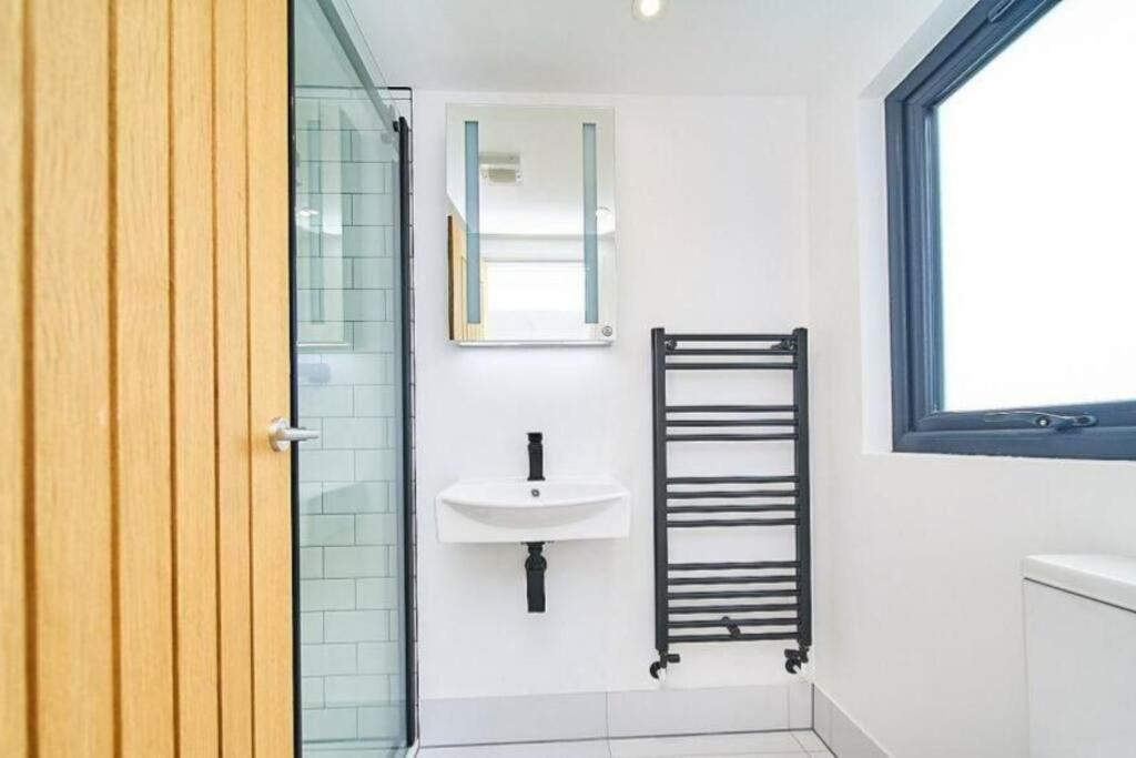 Apartment Spacious 4br House, London, Sleeps 9, Parking Available London