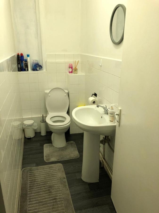 Casa de hóspedes Great Location For Tourists And Commuters, Close To Transport Links, Double Bed Rooms. *
