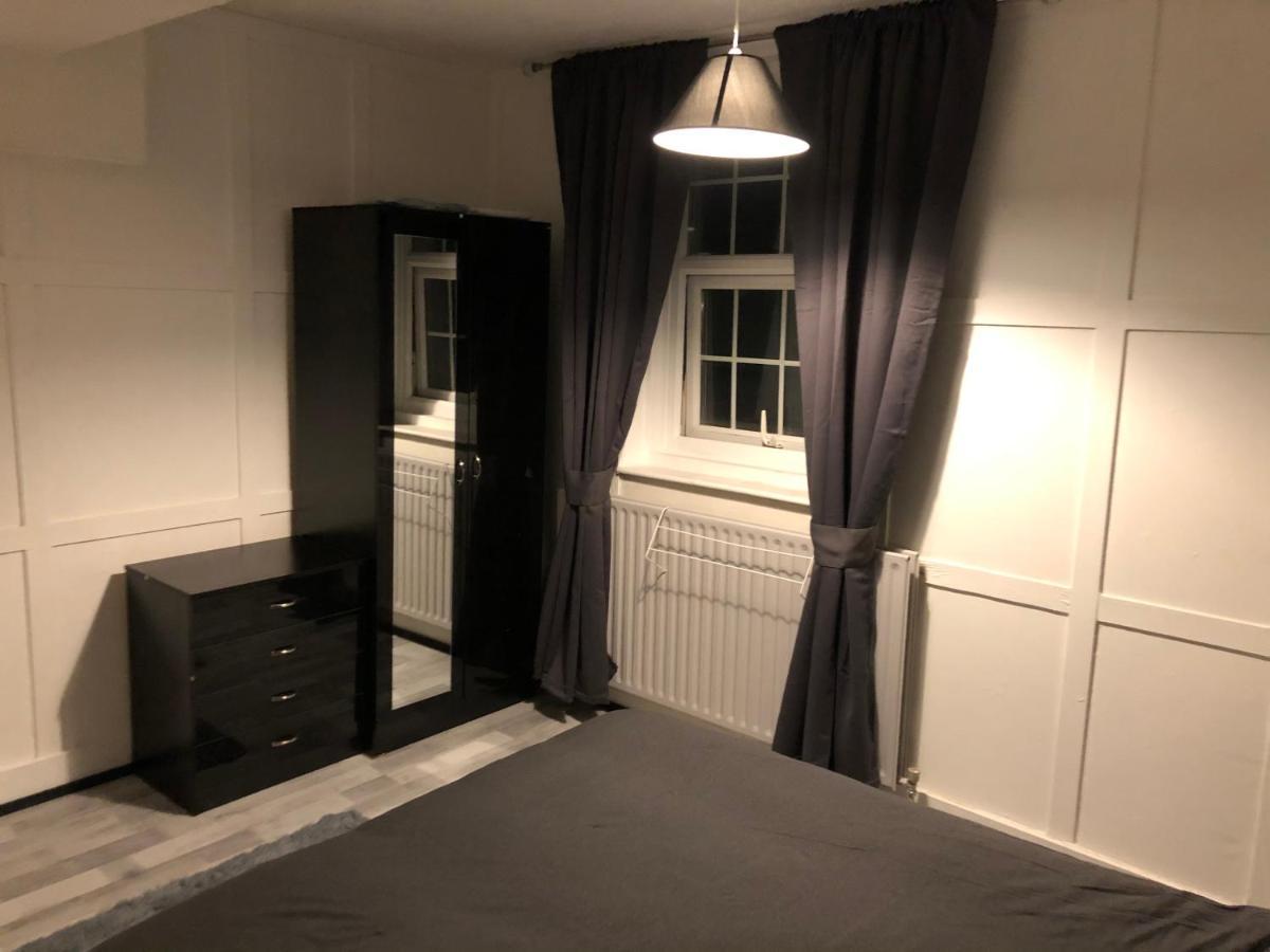 Great Location For Tourists And Commuters, Close To Transport Links, Double Bed Rooms. Casa de hóspedes *