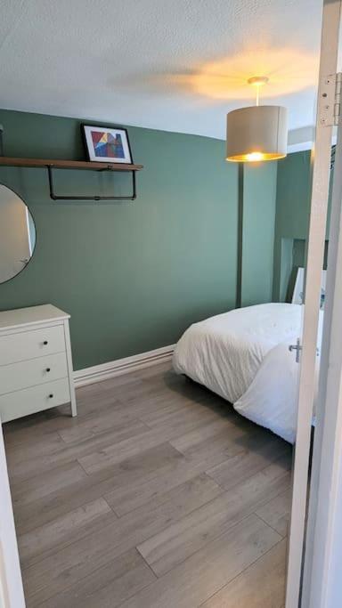 Stylish 2 Bedroom Flat In Angel Location *