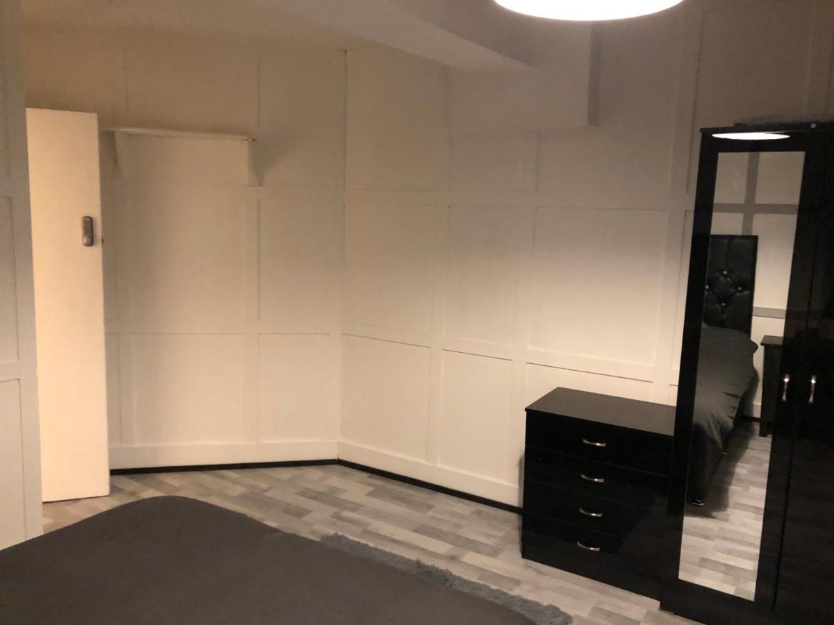 Great Location For Tourists And Commuters, Close To Transport Links, Double Bed Rooms. * Londres