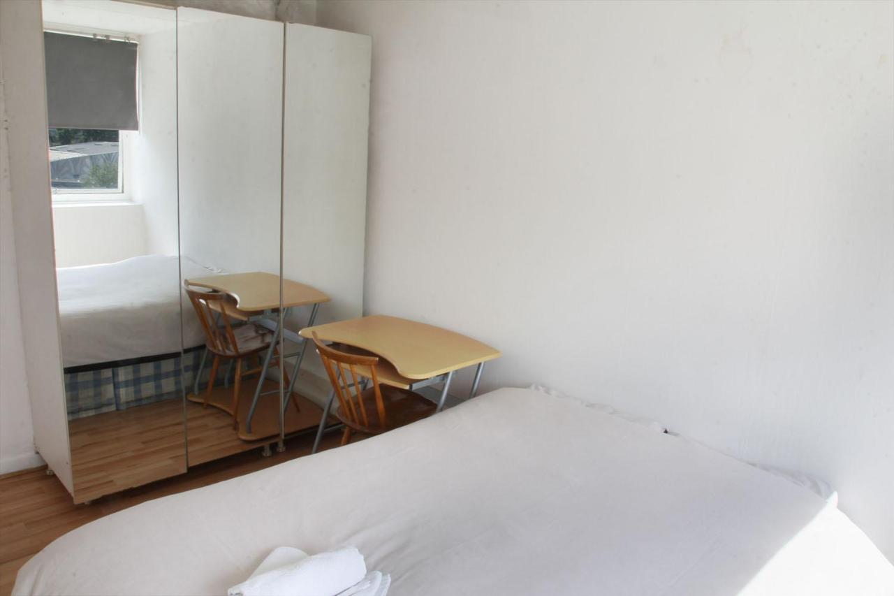 Elephant & Castle - Zone 2 - Private - Shared Bathroom Habitación en casa particular Londres