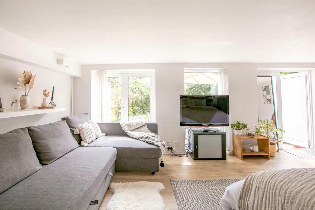 Garden Flat On Leafy Cator Estate In Blackheath *