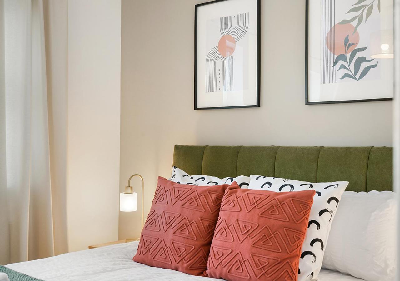 East House Near Tube With Parking Vakantiehuis Londen