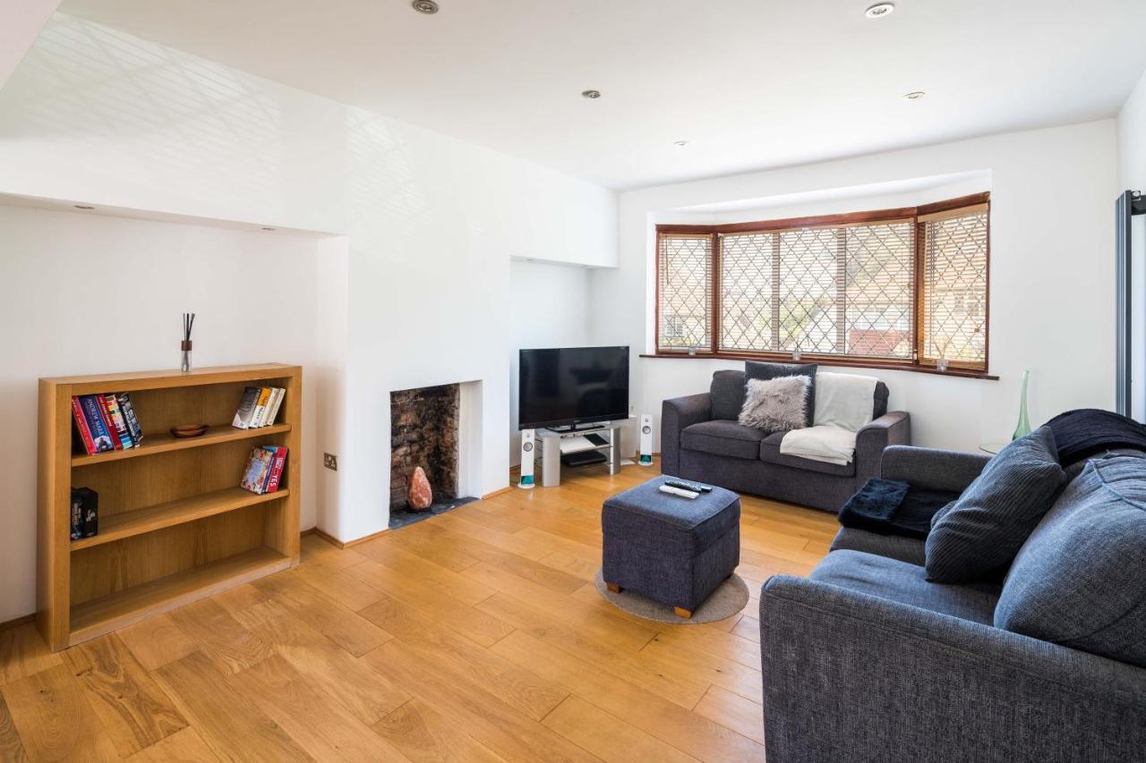 Elegant 2bd House With Garden And Decked Patio Hébergement de vacances *