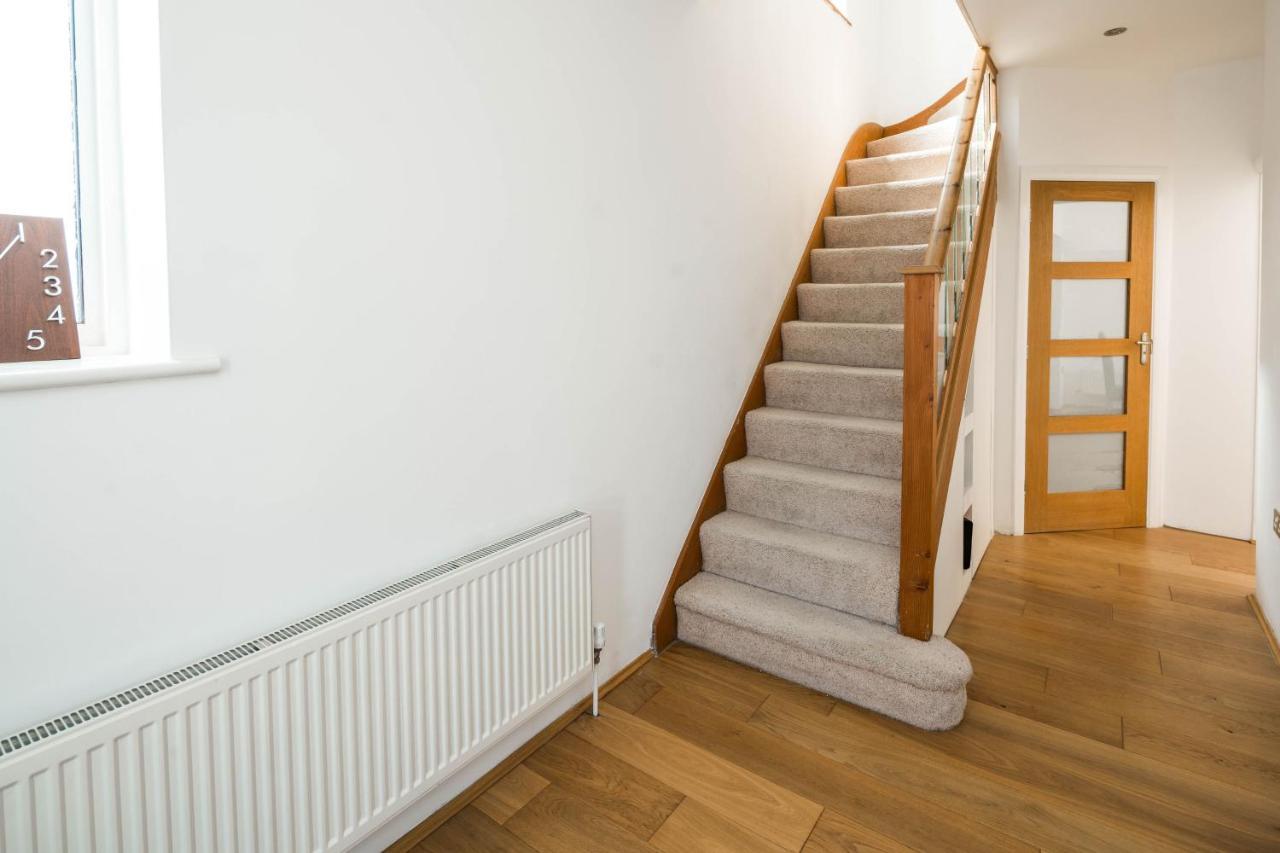 Elegant 2bd House With Garden And Decked Patio Hébergement de vacances