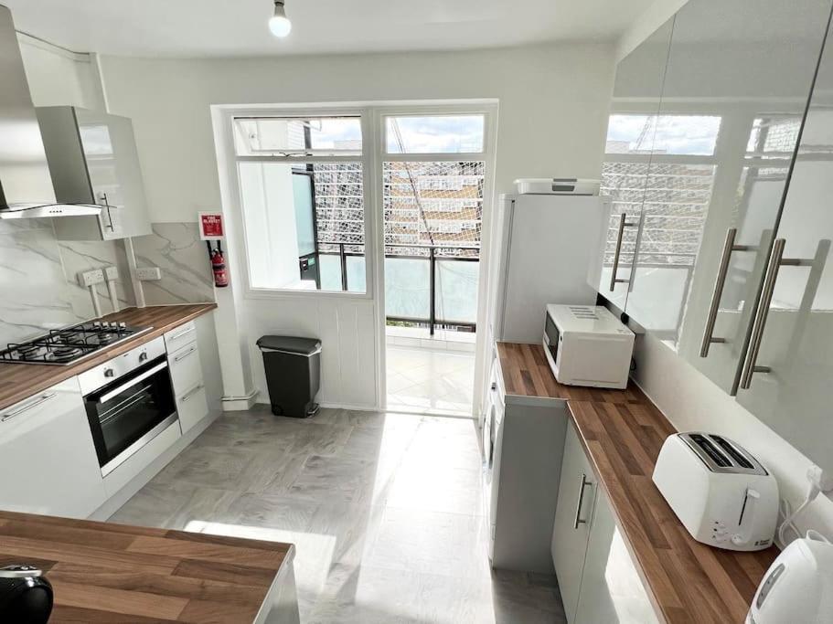 Lovely 3 Bedrooms Flat *