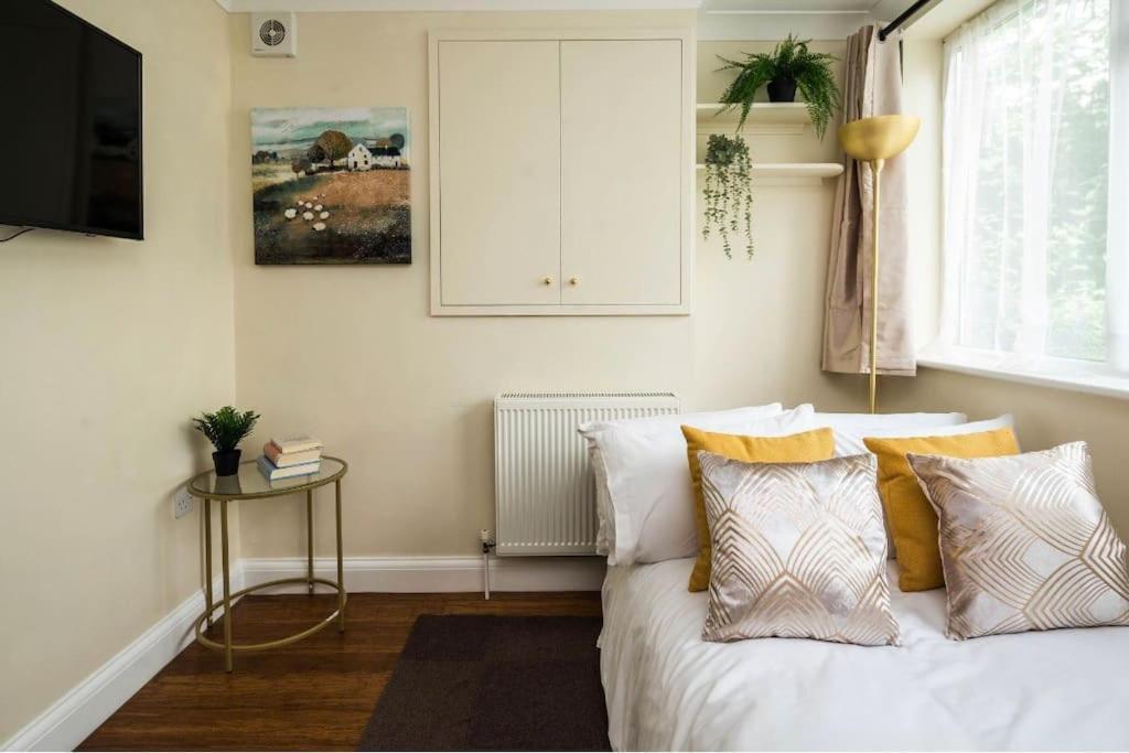 Where Style & Convenience Combine- Photo Id Required Apartamento