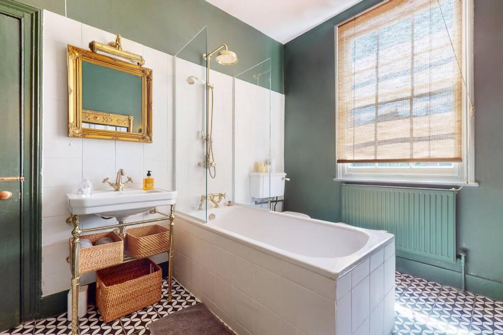 Whimsical 4 Bedroom House In Elephant And Castle * Londres