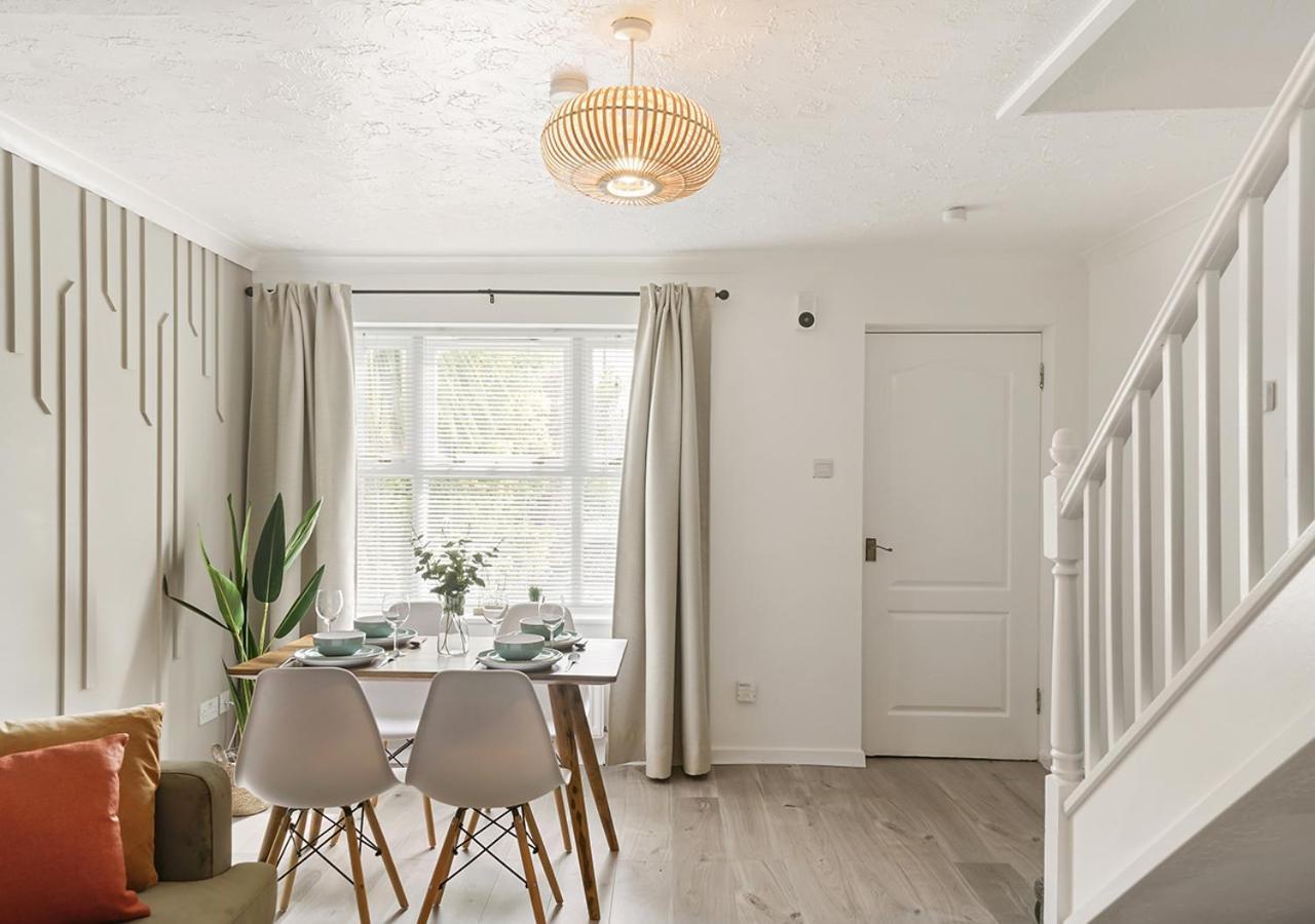 East House Near Tube With Parking Vakantiehuis Londen