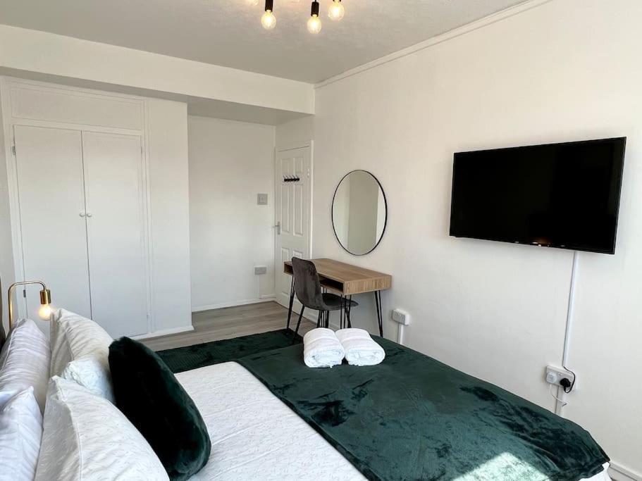 Lovely 3 Bedrooms Flat *