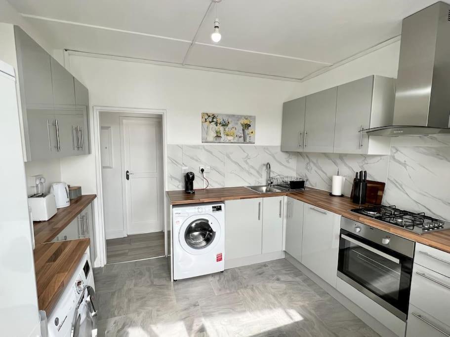 Apartment Lovely 3 Bedrooms Flat London